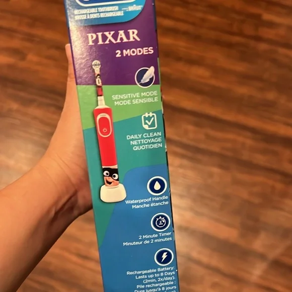 Oral B rechargeable toothbrush with charger New - Picture 2 of 3